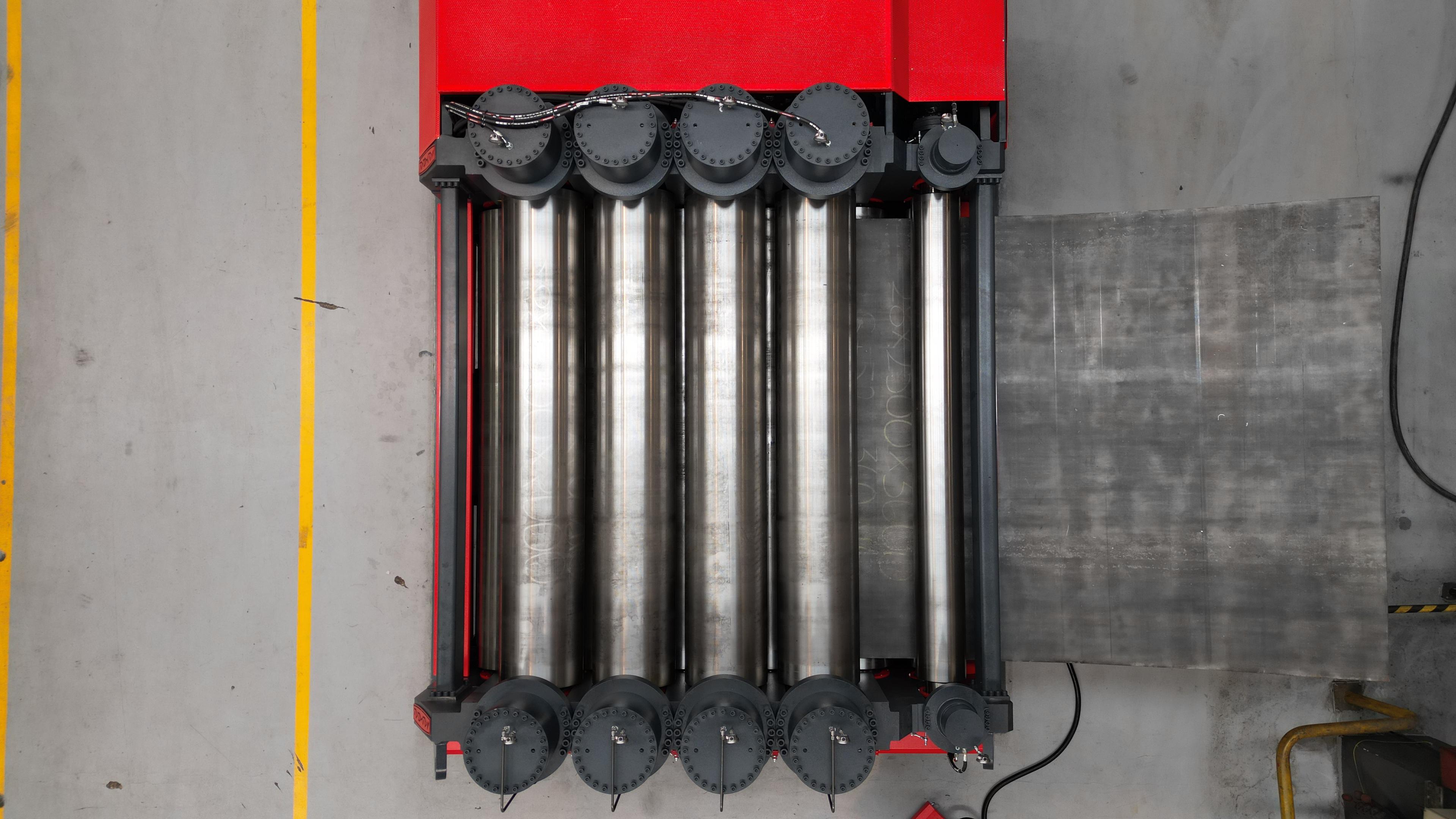 Machine à redresser les tôles